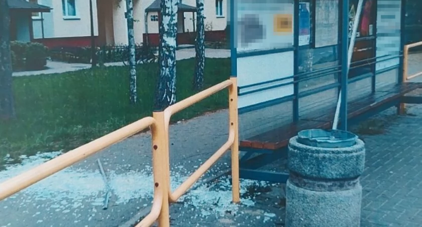 Bił szyby na przystanku na ulicy Terebelskiej w Białej Podlaskiej bo nie było jego autobusu