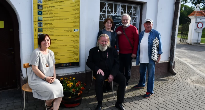 Odkryj Nowy Wiek Sztuki z Wernisażem Stanisława Olesiejuka w Galerii Podlaska. Cykle: Totem, Zagięcie Czasoprzestrzeni, Geometrony