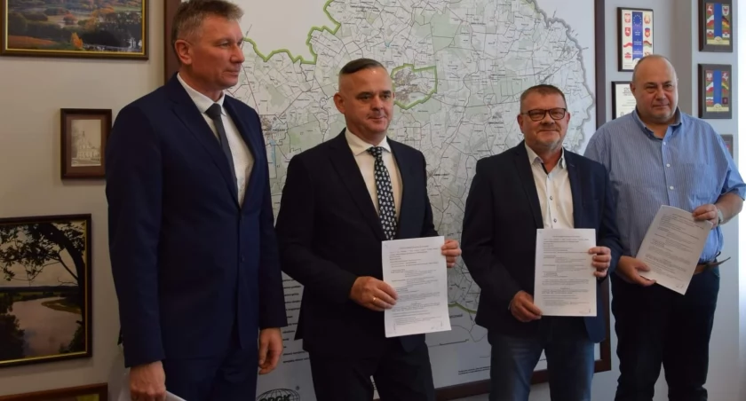 Nowa inwestycja drogowa w powiecie bialskim: podpisano umowę na rozbudowę drogi powiatowej Puchacze - Wysokie