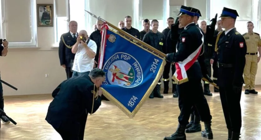 Nowy Komendant Miejski PSP w Białej Podlaskiej – uroczysta zbiórka w straż pożarnej