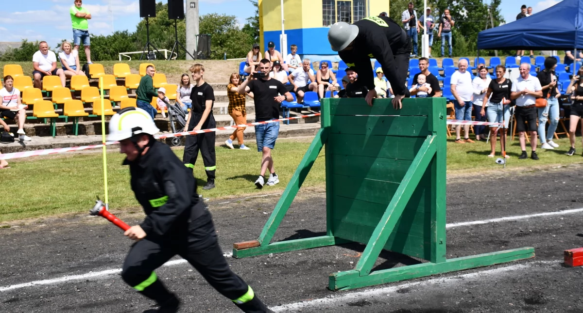 OSP Rogoźnica triumfuje w powiatowych zawodach sportowo-pożarniczych w Wisznicach
