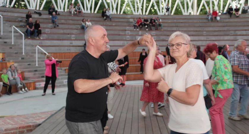 Potężne brzmienia Big Biała Band podbijają serca na Swingowej potańcówce w Białej Podlaskiej