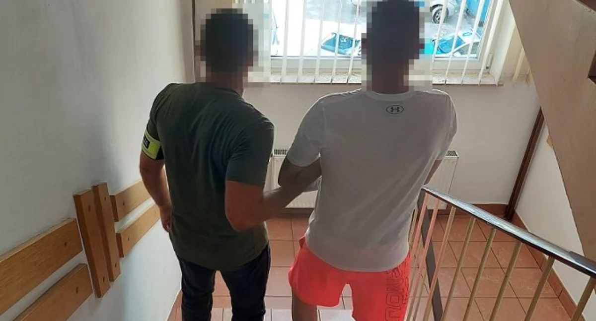 Policjant po służbie w Białej Podlaskiej zatrzymał 34-latka poszukiwanego za posiadanie narkotyków i nielegalne czynności. Poszukiwany chciał również wręczyć łapówkę policjantom