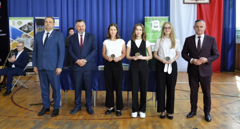 Małaszewicze: Władze powiatu bialskiego i Kuratorium Oświaty na uroczystym zakończeniu roku szkolnego w Zespole Szkół im. Wł. St. Reymonta