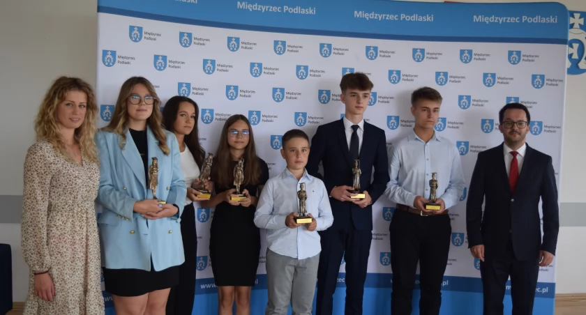 Wręczenie tytułów Prymus uczniom w Międzyrzecu Podlaskim - lokalne talenty świętują sukcesy. Burmistrz uhonorował sześciu zdolnych uczniów za wybitne osiągnięcia naukowe