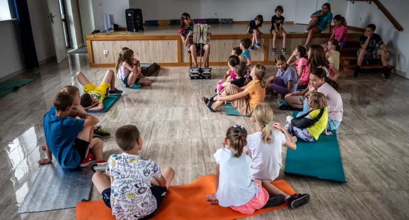 Półkolonie teatralne Lato w Teatrze - wyjątkowy program dla dzieci i młodzieży w gminie Konstantynów. Przełomowe doświadczenie artystyczne!