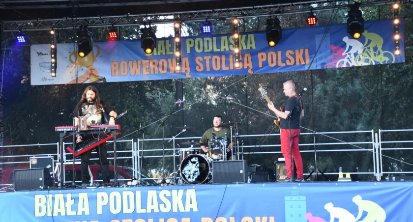 Cykl Wakacyjnych Koncertów na Placu Wolności w Białej Podlaskiej rozpoczął zespół Wojewoda Jamz Experience 