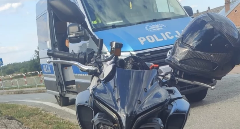 Niebezpieczna jazda motocyklisty! Policjanci z Białej Podlaskiej zatrzymali 32-latka, który pędził przez Rossosz i zignorował sygnały do zatrzymania. Mężczyzna prawdopodobnie był pod wpływem narkotyków