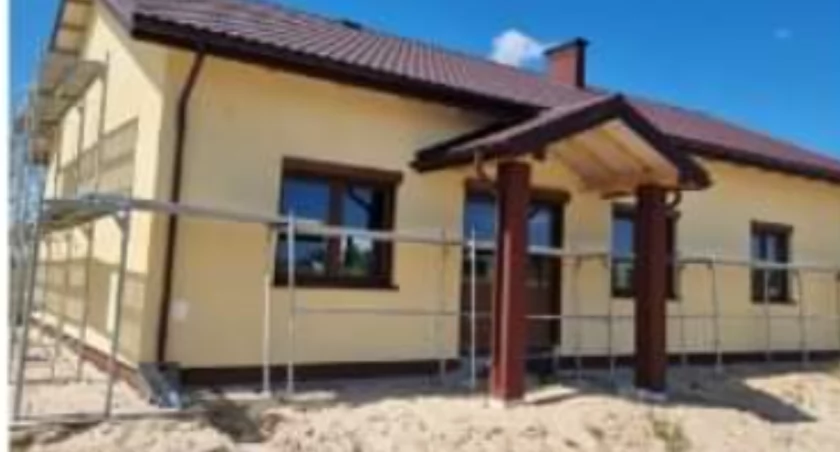 Marzenia mieszkańców Kijowca Kolonii się spełniają! Budowa świetlicy wiejskiej idzie pełną parą – już jesienią mieszkańcy będą mogli korzystać z nowego obiektu.