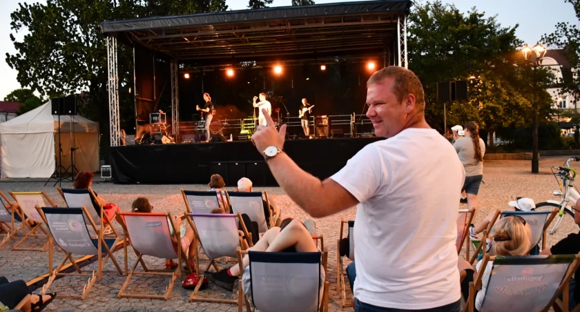Z cyklu Wakacyjne  piątkowe Koncerty na placu Wolności w Białej Podlaskiej wystąpił zespół Rollercoaster 