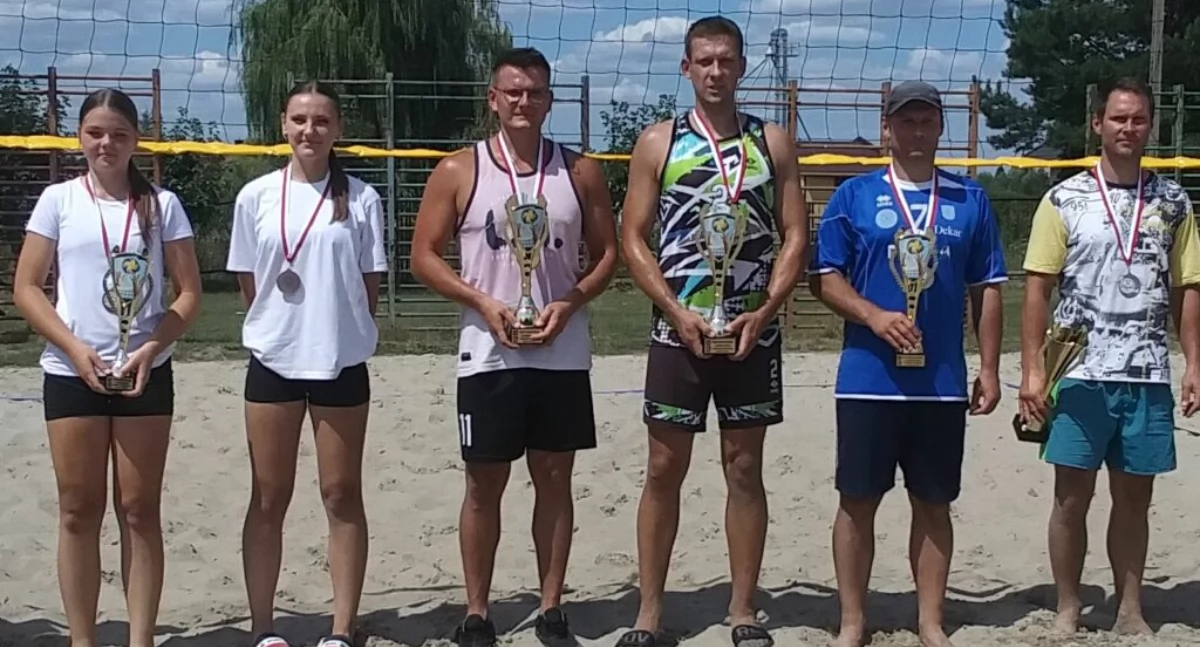 Pięciodrużynowa batalia na piasku! Wakacyjny turniej piłki siatkowej plażowej w Wisznicach rozgrzał letnie popołudnie