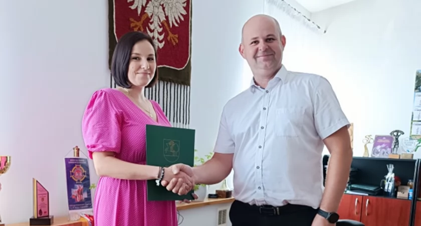 Aleksandra Skwierczyńska jako Nowy Dyrektor Szkoły Podstawowej im. Marii Skłodowskiej-Curie w Dobryniu Dużym