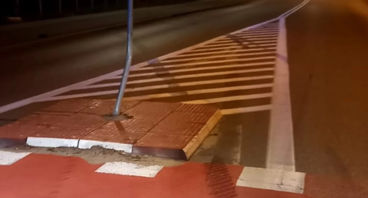 Bialscy policjanci zatrzymali kierowcę pod wpływem alkoholu i narkotyków- mężczyzna stracił panowanie nad autem i uderzył w znak drogowy. Grożą mu 3 lata pozbawienia wolności i zakaz prowadzenia pojazdów nawet do 15 lat