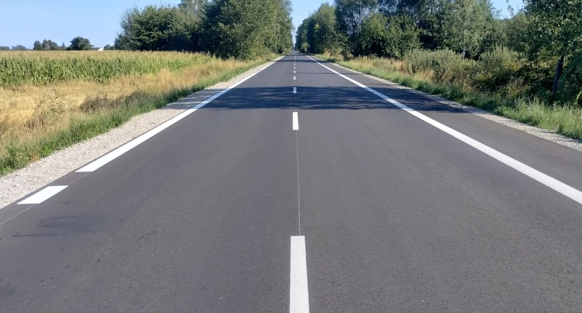Nowa jakość dróg w gminie Tuczna. Dzięki inwestycji z Polskiego Ładu droga powiatowa nr 1051L zyskała nową nawierzchnię i zadaszenia przystankowe