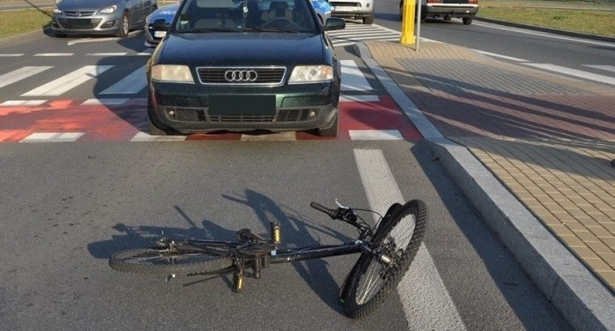 Wypadek drogowy na ulicy Janowskiej w Białej Podlaskiej- 20-latek kierujący Audi zderzył się z rowerzystą