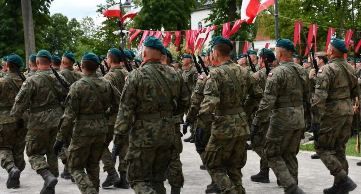Burzliwy Bałtyk wciągnął młodego żołnierza z Białej Podlaskiej do wody. Trwają poszukiwania 