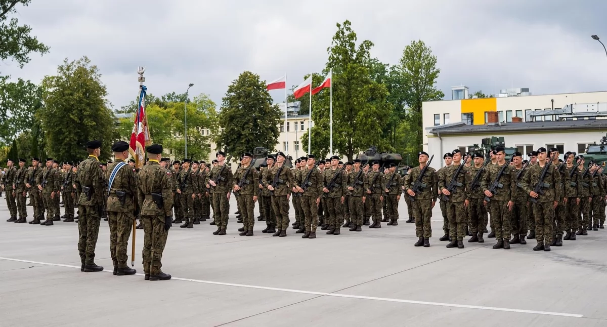 Wakacje z Wojskiem: Uroczysta przysięga wojskowa 1. Warszawskiej Brygady Pancernej- podsumowanie intensywnego szkolenia wojskowego promującego służbę wojskową i wartości patriotyczne, docenione przez Ministerstwo Obrony Narodowej