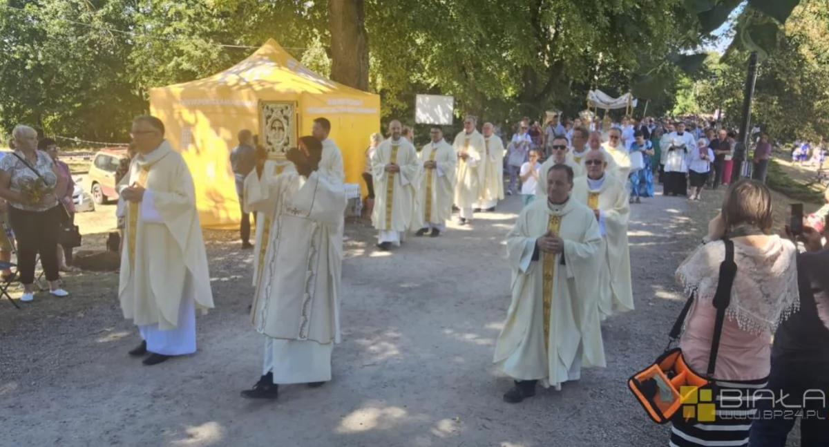 Uroczysta celebracja Wniebowzięcia NMP w Kodniu: Pasterka Maryjna, Suma Odpustowa pod przewodnictwem ks. bp. Suchodolskiego i liczne nabożeństwa przyciągnęły tłumy wiernych