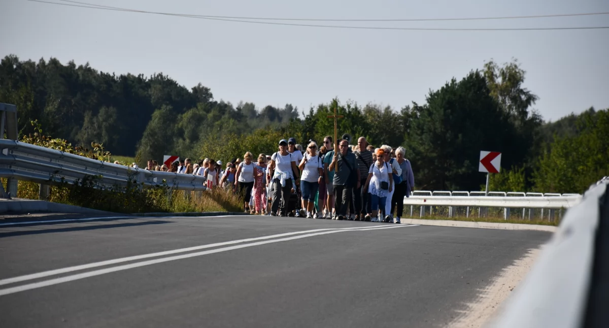 Piesza wędrówka wiary – pielgrzymi zmierzają do Matki Boskiej Leśniańskiej