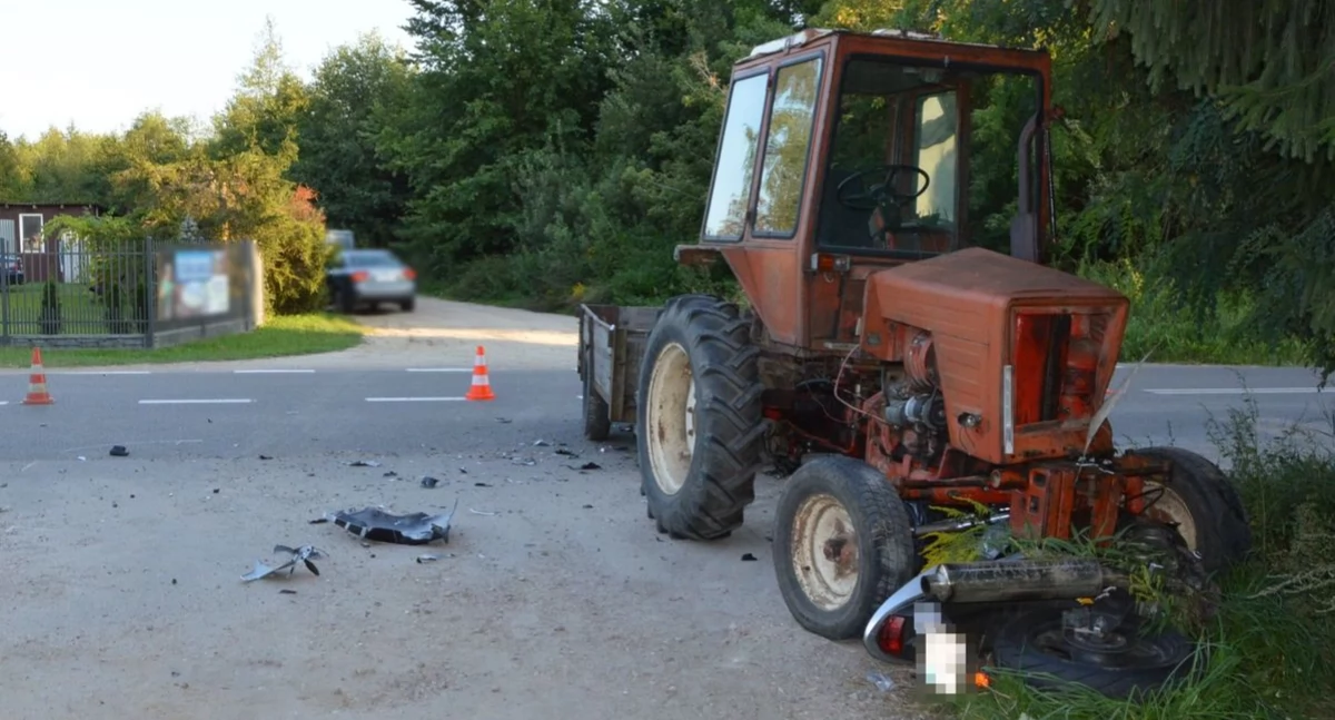 Poważny wypadek w Grabanowie-Kolonii: Motocyklista ranny po zderzeniu z ciągnikiem rolniczym