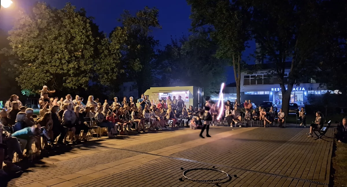 Dni Teatru Ulicznego w Terespolu: Magiczne spektakle, emocje i piękne legendy! Przeczytaj relację z wydarzenia, które wciągnęło tłumy