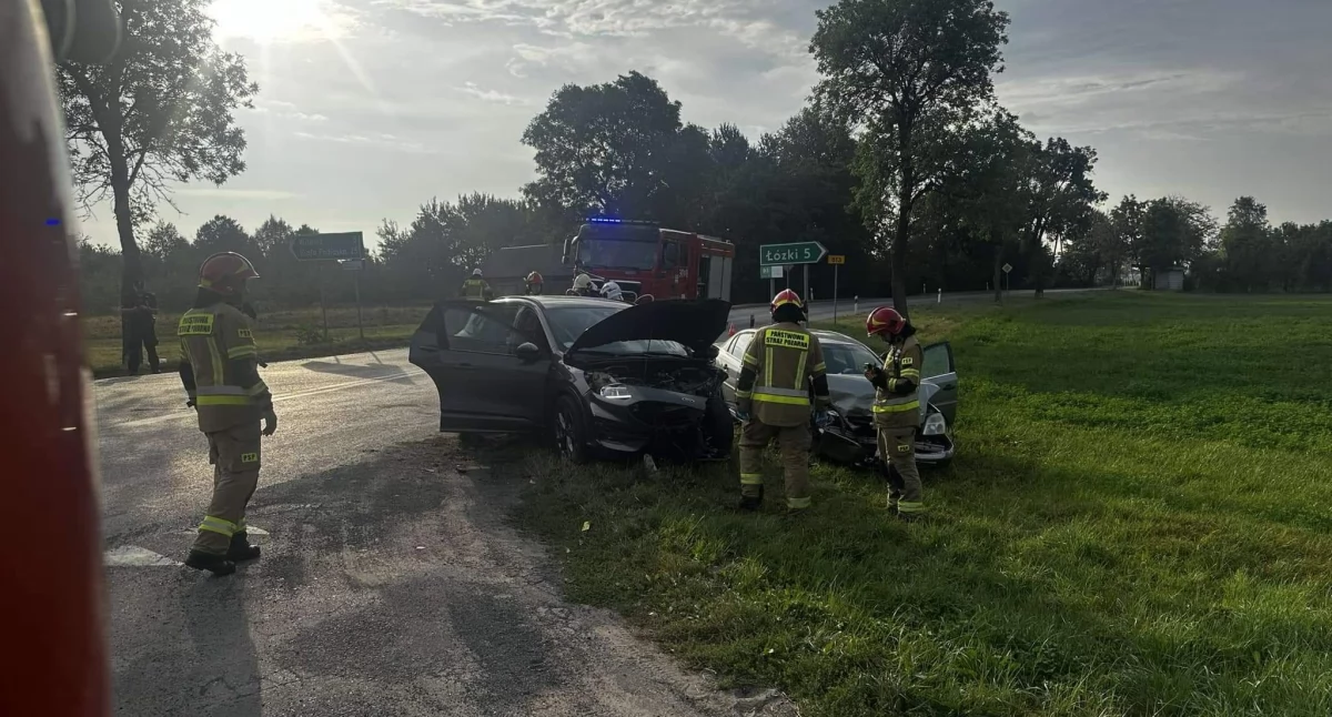 Niebezpieczny manewr w Kwasówce: Zderzenie dwóch samochodów, dwójka rannych