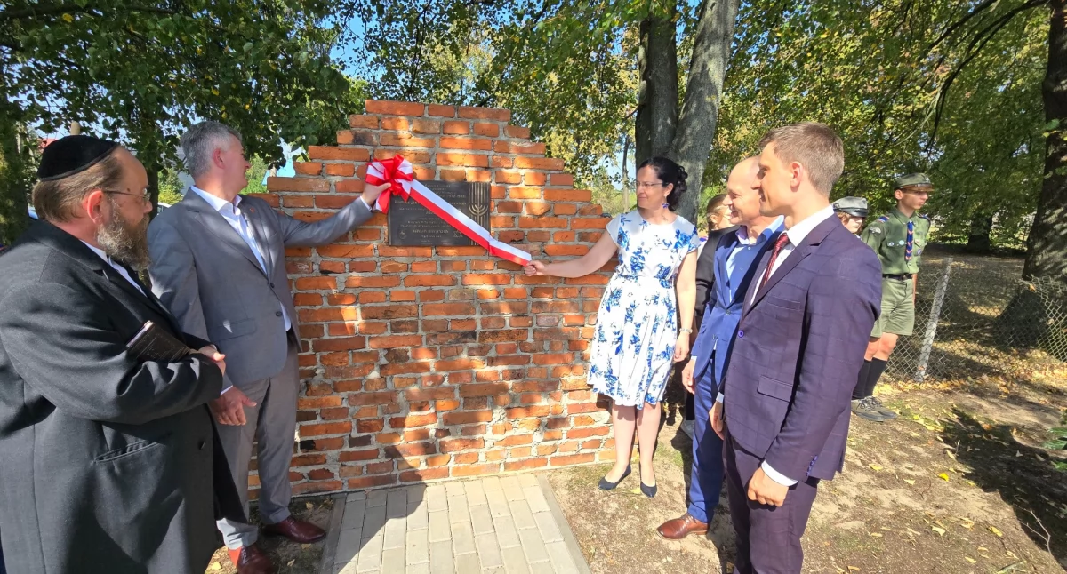 Historia tragedii i pamięci - Odsłonięcie tablicy upamiętniającej żydowską społeczność Łomaz 