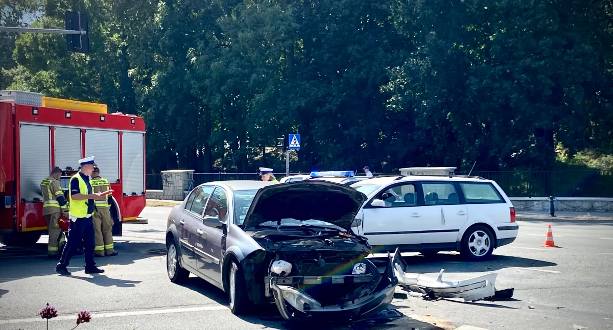 Wypadek pod Liceum Kraszewskiego: zderzenie dwóch aut osobowych. Jedna osoba trafiła do szpitala