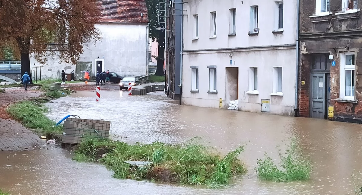 Starosta bialski uruchamia specjalne punkty zbiórki: Powiat bialski rusza z pomocą dla powodzian