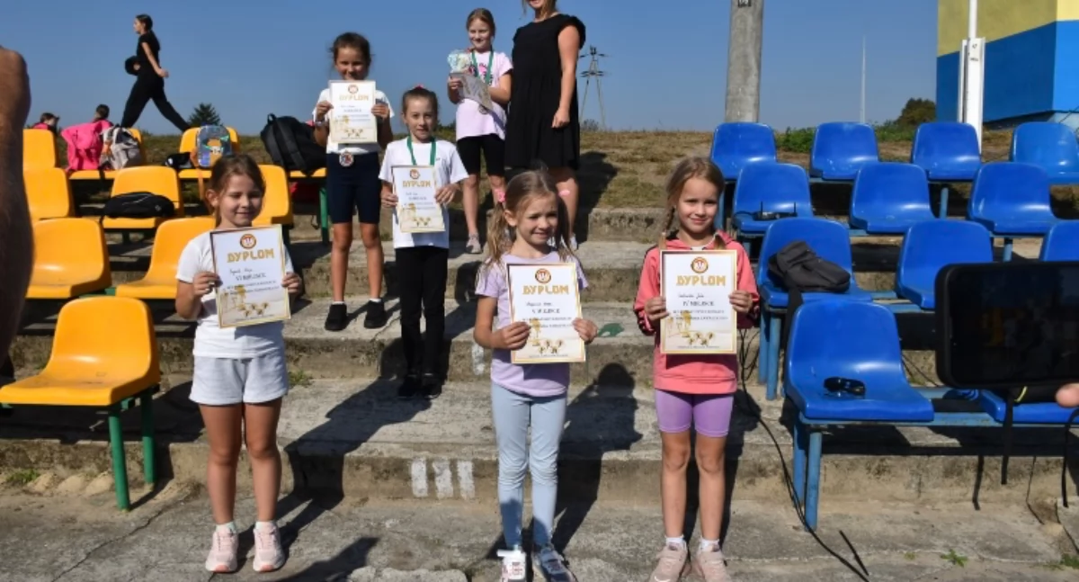 Sportowe emocje na II Powiatowych Biegach im. Władysława Zawadzkiego na stadionie w Wisznicach