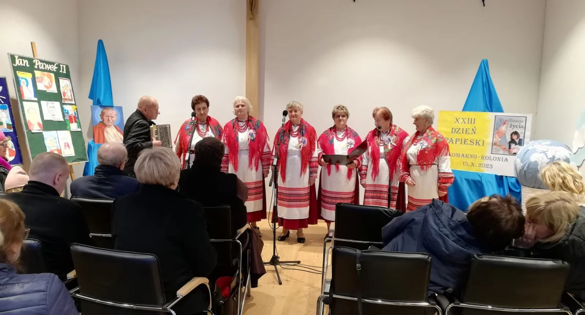 Dzień Papieski w Konstantynowie: Wspólne Świętowanie Pamięci Św. Jana Pawła II w towarzystwie muzyki, modlitwy i… szarlotki!