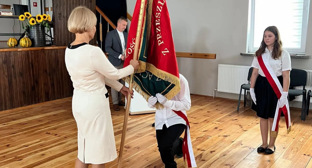 Uroczystość nadania imienia i przekazania sztandaru Publicznej Szkole Podstawowej w Polubiczach