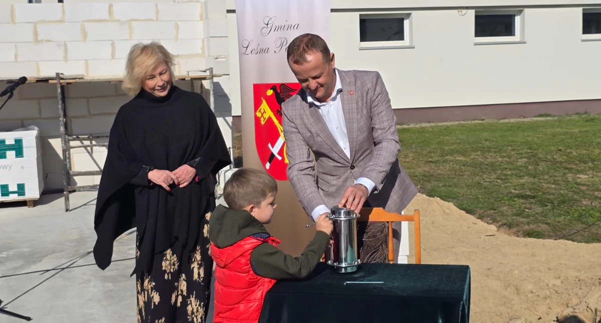  Leśna Podlaska stawia na edukację: Trwa budowa przedszkola i żłobka.  Dziś wmurowano kamień węgielny 