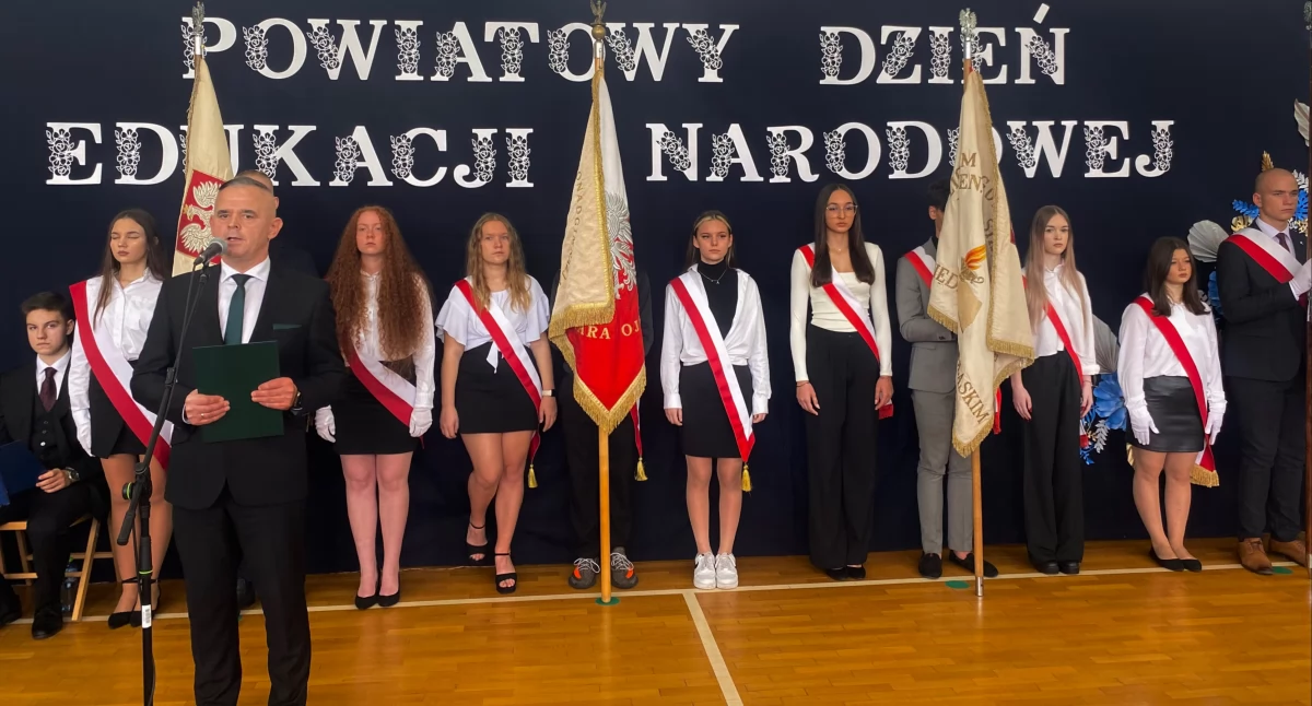 Dzień Edukacji Narodowej: Powiatowe święto w Międzyrzecu Podlaskim. Stypendia dla uczniów, wyróżnienia dla nauczycieli- inspiracja na przyszłość 