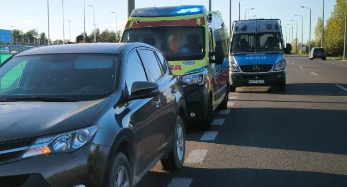 Błyskawiczna interwencja na drodze: Policjant uratował życie kierującej 61-latki 