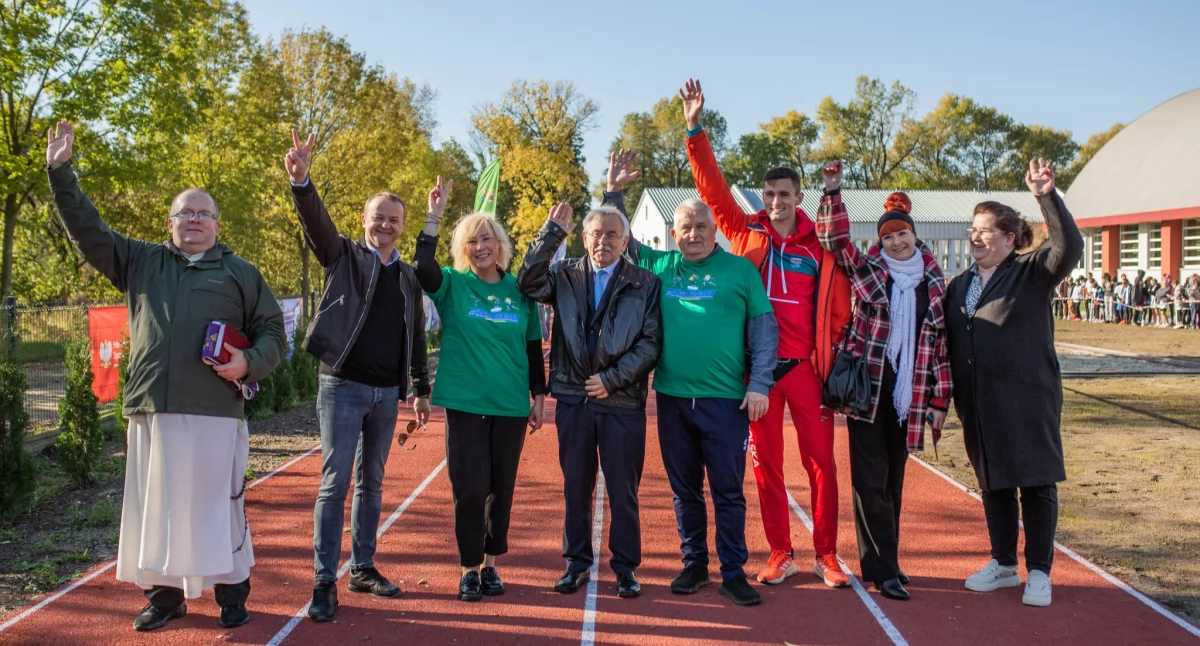 Uroczyste otwarcie nowoczesnych obiektów sportowych w Leśnej Podlaskiej: Mieszkańcy mają do dyspozycji boisko, bieżnię i skocznię do skoku w dal.