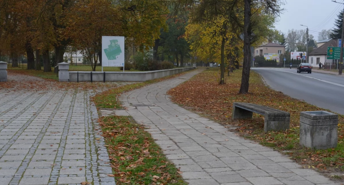 Remont chodnika przy Pałacu Potockich w Międzyrzecu Podlaskim: Nowa nawierzchnia już w grudniu