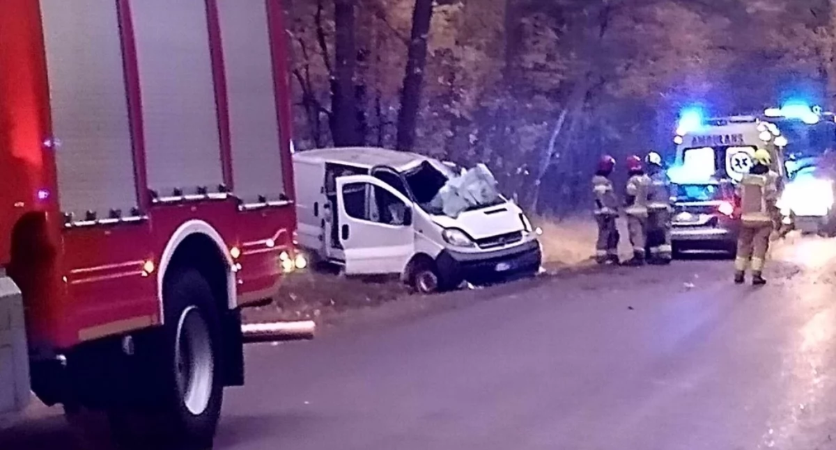 Dramatyczne zdarzenie w nocy w miejscowości Podolanka. Kierowca Opla zderzył się z drzewem i trafił do szpitala