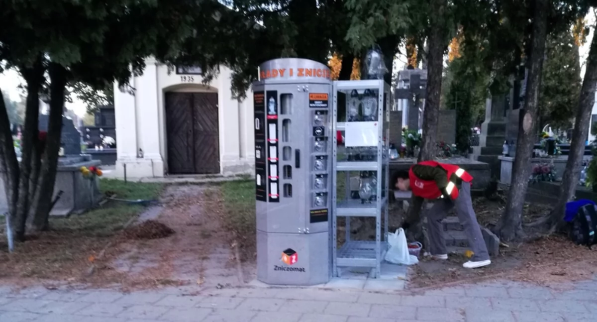 Nowatorskie rozwiązanie na cmentarzu parafialnym w Białej Podlaskiej. Postawiono Zniczodzielnie