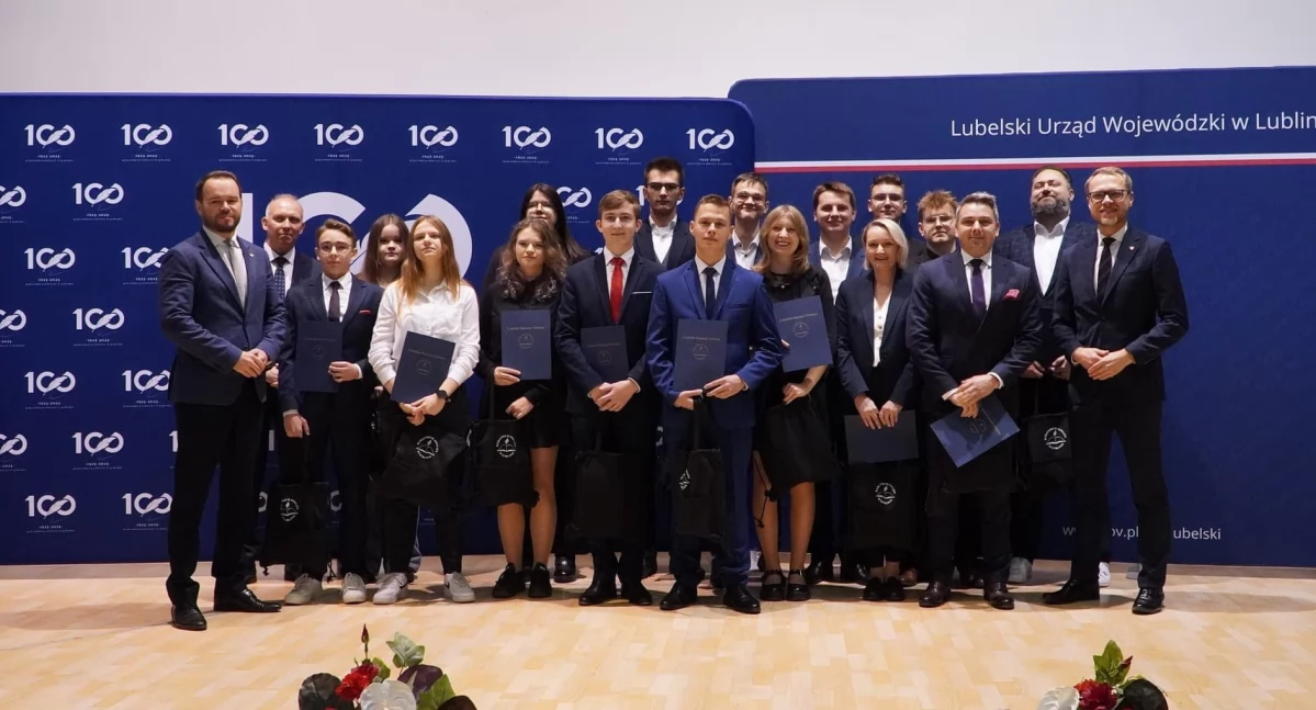 Wspaniałe osiągnięcia uczniów z Białej Podlaskiej nagrodzone stypendiami: uroczyste wręczenie stypendium Prezesa Rady Ministrów