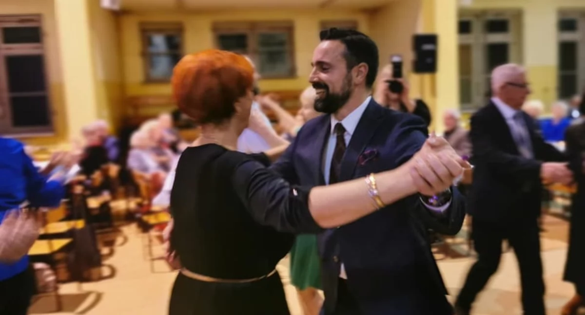 Roztańczone serca Białej Podlaskiej: miejska potańcówka dla seniorów. Muzyka, wspomnienia i magiczna noc zabawy w II LO