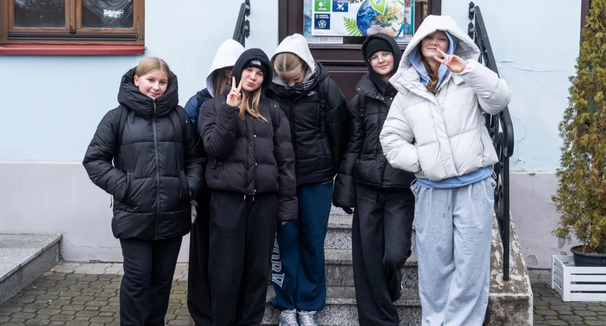 Uczniowie bialskich szkół wzięli udział w grze miejskiej „GrajMY dla planeTY”. Edukacja globalna w praktyce