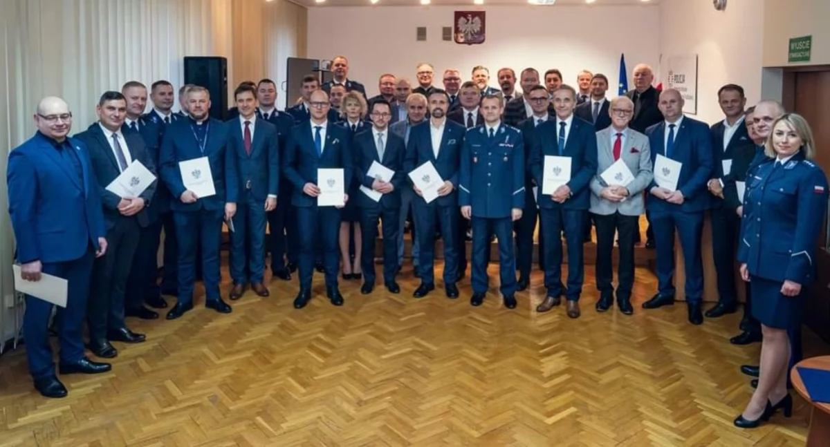 Nowoczesne radiowozy dla bialskiej policji: uroczyste przekazanie sprzętu i zapowiedź poprawy bezpieczeństwa 