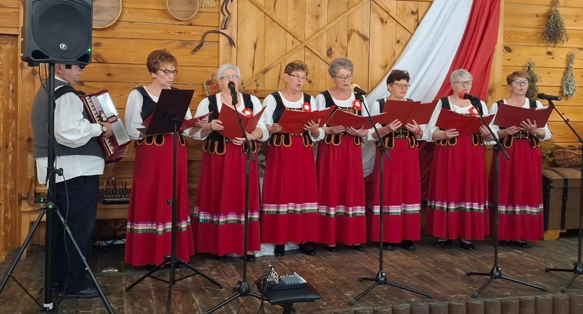 Wieczór pełen wzruszeń: patriotyczne pieśni rozbrzmiały w Perkowicach