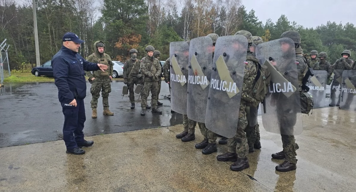Szkolenie żołnierzy Pierwszej Warszawskiej Brygady Pancernej na lotnisku: teoria i praktyka przy wsparciu bialskich policjantów