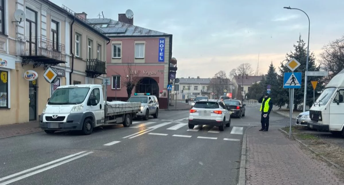 Poranny wypadek w Międzyrzecu Podlaskim: 69-latek potrącony na przejściu dla pieszych