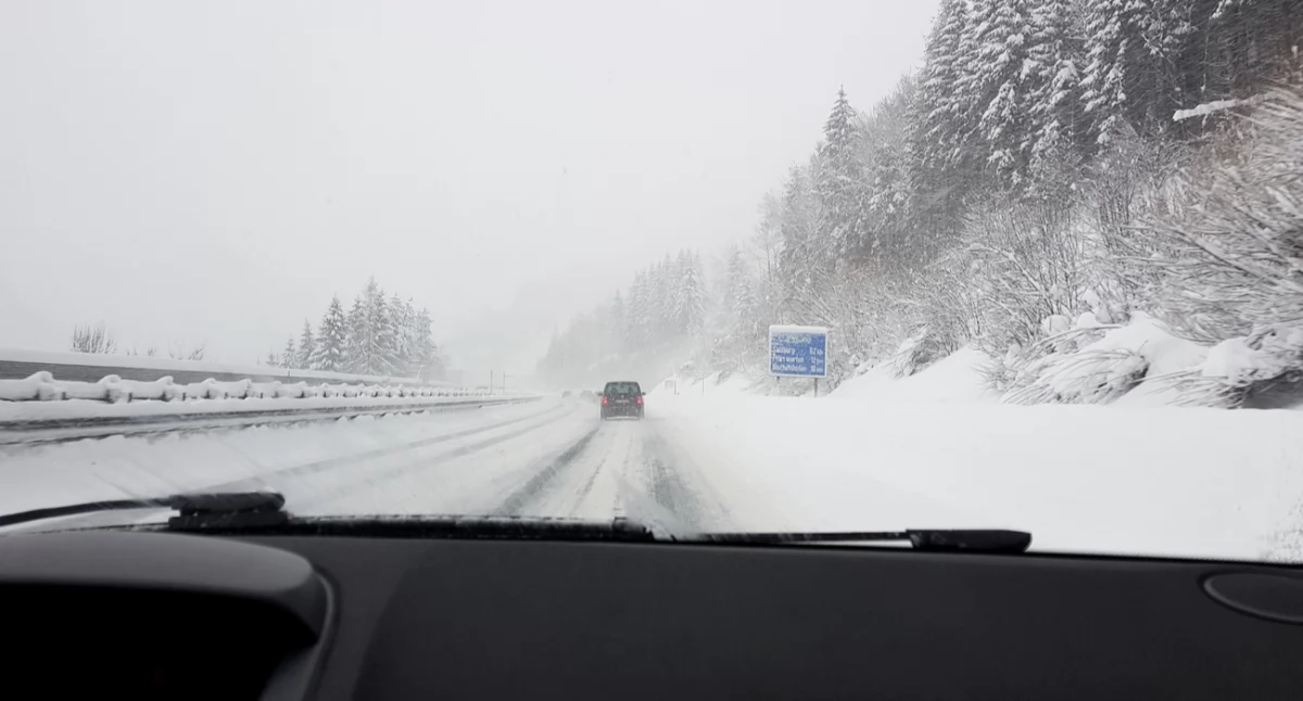 Zimowa jazda na autostradzie. Zasady bezpieczeństwa, o których musisz pamiętać