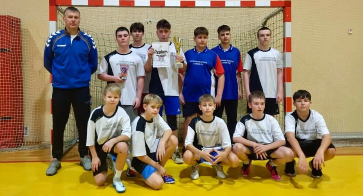 Mikołajkowa rywalizacja i sportowe emocje w Piszczacu. Sukcesy naszych młodych piłkarzy ręcznych