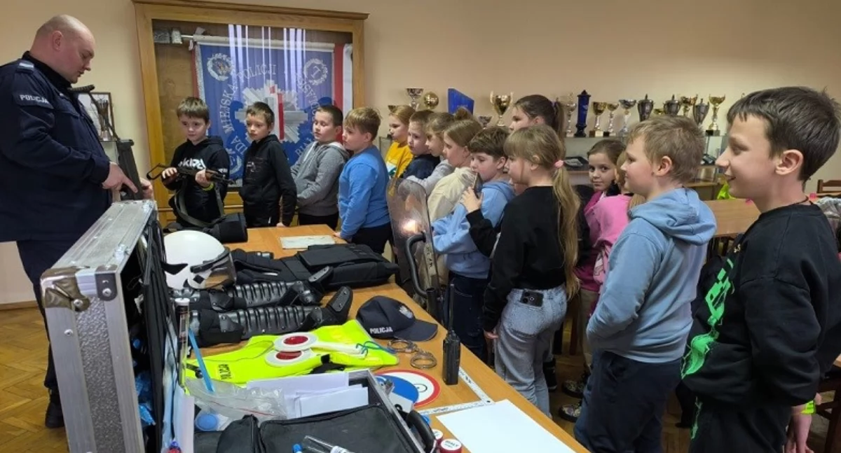 Z bliska poznali pracę policjantów i zasady bezpieczeństwa. Wyjątkowa wizyta dzieci w bialskiej komendzie