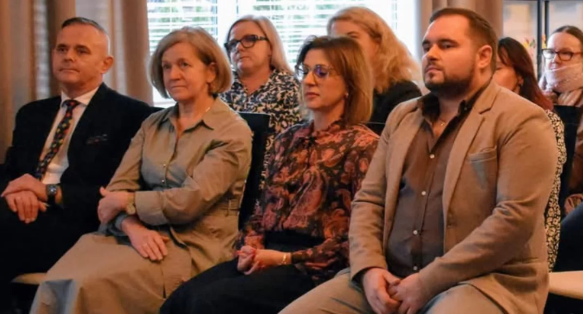 Starosta z wizytą w Domu Pomocy Społecznej w Kostomłotach: spotkanie z mieszkańcami i przegląd rozwoju placówki